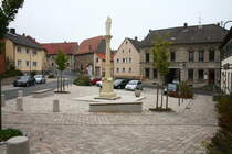 Btthard, Mariensule von 1886 und Gebude am Marktplatz (27.10.2014)