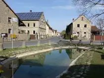 Lindflur, Dorfweiher und H�user an der Lindenstra�e (15.04.2018)