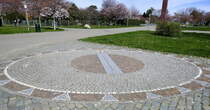 Freiburg, die Boden-Sonnenuhr von Prof. Heinz Schumacher, errichtet 1986 am westlichen Rand des Seeparks, Mrz 2023