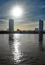 �ber den Rhein, Posttower und UN Campus Bonn (Hochhaus rechts), im Gegenlicht - 27.01.2024