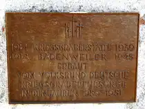 Badenweiler, Gedenktafel der Kriegsgr�berst�tte, Aug.2023
