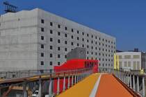 Impressionen aufgenommen vom Vlodukt aus in Esch Belval, die Arbeiten am Lift, (das Rote Gebude), um auf geradem Weg vom Bahnhof zum Viaduckt zu gelangen sowie die Rollstuhlrampe sind noch nicht abgeschlossen, im Moment mu Mann noch einen kleinen Umweg machen. Das im Hintergrund zu sehende im Bau befindliche Gebude soll das Nationalarchiv von Luxemburg werden. 03.2024