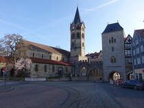 Eisenach, Nikolaikirche und Nikolaitor am Karlsplatz, erbaut im 12. Jahrhundert, Kirche erbaut bis 1525, Wiederherstellung der 
Fassade und des Turms von 1886 bis 1887 durch Hubert Stier (17.03.2014)