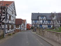 Asbach-Sickenberg, Fachwerkhuser in der Dorfstrae (18.03.2024)