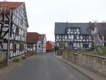 Asbach-Sickenberg, Fachwerkh�user in der Dorfstra�e (18.03.2024)