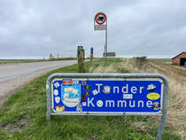 Das Gemeindeschild ist am Eingang der Gemeinde Tnder (Tondern) in Siltoft nahe der dnisch-deutschen Grenze mit Aufklebern versehen. Aufnahme: 2. April 2024.