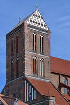 Im Bild der Turm der von 1381 bis 1487 im Stil der Sptgotik gebauten Kirche St. Nikolai, so gesehen im April 2024 in Wismar.