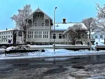 An der Hauptstrasse am Hafen von Svolv�r am 21. Februar 2021.