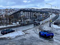 Die Tromsbrcke am 24. Februar 2024 gesehen von der Eismeerkathedrale.
