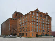 Der 1862 im neogotischen Stil erbaute Thormann-Speicher ist ein ehemaliger Getreidespeicher am Alten Hafen in Wismar. (April 2024)
