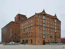 Der 1862 im neogotischen Stil erbaute Thormann-Speicher ist ein ehemaliger Getreidespeicher am Alten Hafen in Wismar. (April 2024)