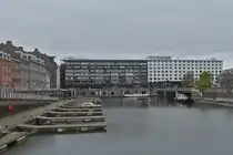 Blick auf die H�userfront am Bassin, dem Binnenhafen von Maastricht. 04.2024