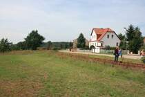 Ortsteil Schlagsdorf, Am Weinberg. Geschftsfhrer J. Gorr der Boerner Kies - und Steinwerk GmbH und Co KG im Gesprch einem Anwohnern der Bahnstrecke. 