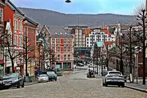 Hier die Zufahrtsstrasse zur Seilbahn in Bergen am 28. Februar 2024.