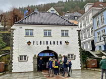 Bergen am 28. Februar 2024 hier vor dem Eingang zur Seilbahn.