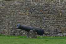 Eine der nicht von Kindern belagerten Kanonen an der Stadtmauer in Mastricht. 04.2024 