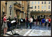 Bath Somerset UK - Eingang zum Pump Room. In der gregorianischen Bltezeit das Zentrum des Kurortes - heute ein Cafe-Restaurant in dem lieber zu Kaffee und Kuchen als zu schwefelhaltigem Wasser gegriffen wird.