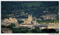 Blick auf Bath und die Westfassade der Abbey.  Die Abteikirche Bath (engl. Bath Abbey) ist eine Pfarrkirche in Bath, England, die einst die groe Kirche eines Klosters war. Sie wurde im Jahr 1156 fertiggestellt. Die Abteikirche Bath wurde im 13. Jahrhundert stark beschdigt und im 16. Jahrhundert wiederaufgebaut... Die Abtei ist 67 m lang und 22 m breit, einschlielich der Seitenschiffe. Das Hauptschiff ist 24 m und der Turm 49 m hoch. Das groe Fenster ber dem Hochaltar zeigt 56 Szenen aus dem Leben Jesu Christi.  Quelle: Wikipedia