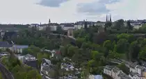 Blick von der Roten Br�cke auf das Pfaffenthal und die Oberstadt Luxemburg. 04.2024

