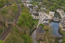 Blick von der Roten Brcke auf das Pfaffentahl mit einem Vauban Turm und der Bahnstrecke vom Bahnhof in Luxemburg in Richtung Troisvierges, (Linie 10) am rechten Flussufer der Alzette. 04.2024

