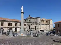 Squillace, Marienstatue und Duomo St. Maria Assunta, erbaut im 11. Jahrhundert, Wiederaufbau 1798 durch Bischof Nicola Notaris  (08.04.2024)