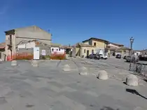 Squillace, H�user und historischer Torbogen an der Piazza Castello (08.04.2024)