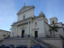Lamezia Terme, Kathedrale St. Pietro e Paolo im Stadtteil Nicastro, erbaut bis 1675, die Fassade wurde 1925 im neoklassizistischen Stil erneuert, Kuppel erbaut 1935 (09.04.2024)