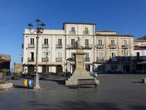 Pizzo, Huser und Denkmal fr Umberto I. in der Via Marcello Salomone (09.04.2024)