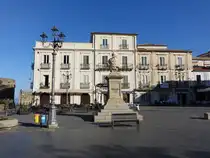 Pizzo, H�user und Denkmal f�r Umberto I. in der Via Marcello Salomone (09.04.2024)