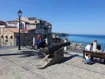 Tropea, H�user und historische Kanone am Largo Villetta (09.04.2024)