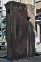 Dieser Groe Stein, steht als Brunnen, in der Fugngerzone in der Stadt Luxemburg. 04.2024