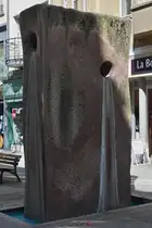 Dieser Gro�e Stein, steht als Brunnen, in der Fu�g�ngerzone in der Stadt Luxemburg. 04.2024