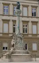 Das Dicks – Lentz Monument, wurde zu Ehren der luxemburgischen Dichter Edmond de la Fontaine (Dicks) und Michel Lentz im Jahr 1903, nahe der Place D’Armes errichtet. 04.2024