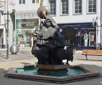 Das Monument der Kirmesmusikanten, “Hmmelsmarsch”, wurde 1982 errrichtet, in diesem Winter restaurriert und steht seit Ende Mrz wieder an ihrem Platz am “Roude Ptz” in der Fugngerzone in der Stadt Luxemburg. 04.2024
Der Hmmelsmarsch wird zur Kirmes im Ort von einer Musikanten Gruppe, die von Haus zu Haus gehen, an jedem Haus gespielt.  