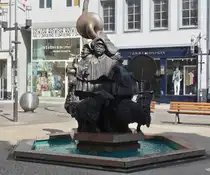 Das Monument der Kirmesmusikanten, “H�mmelsmarsch”, wurde 1982 errrichtet, in diesem Winter restaurriert und steht seit Ende M�rz wieder an ihrem Platz am “Roude P�tz” in der Fu�g�ngerzone in der Stadt Luxemburg. 04.2024
Der H�mmelsmarsch wird zur Kirmes im Ort von einer Musikanten Gruppe, die von Haus zu Haus gehen, an jedem Haus gespielt.  