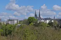 Blick vom Viadukt �ber das Petrustal auf die Oberstadt von Luxemburg. 04.2024