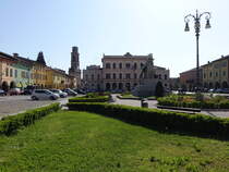 Novellara, Huser und Denkmal an der Piazza Unita d`Italia (12.04.2024)