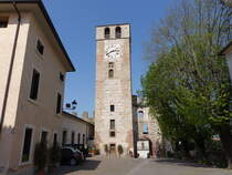 Castellaro Lagusello, Torre del Orologio in der Via Castello (12.04.2024)