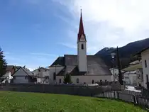 St. Valentin auf der Haide, Pfarrkirche St. Valentino, erbaut im 13. Jahrhundert (13.04.2024)