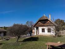 Etwas greres Bauerhaus auf dem Gelnde des Puchner Schlohotel. Zustzlich zum mittelalterlichen Stadt gibt es zugngliche lndliche Attraktionen und Bauten mit Nutztiere. Foto: Oktober, 2023.