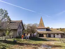 L�ndliche Einrichtung und der Eingang zu dem Gel�nde des Puchner Schlo�hotel. Zus�tzlich zum mittelalterlichen Stadt gibt es zug�ngliche l�ndliche Attraktionen und Bauten mit Nutztiere. Foto: Oktober, 2023.