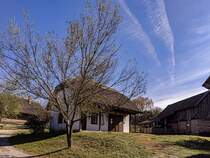Typisches Bauerhaus auf dem Gelnde des Puchner Schlohotel. Zustzlich zum mittelalterlichen Stadt gibt es zugngliche lndliche Attraktionen und Bauten mit Nutztiere. Foto: Oktober, 2023.