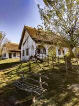 Unter anderem befindet sich das Hexenhaus auch auf dem Gelnde des Puchner Schlohotel. Zustzlich zum mittelalterlichen Stadt gibt es zugngliche lndliche Attraktionen und Bauten mit Nutztiere. Foto: Oktober, 2023.