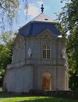 Blick aus nrdlicher Richtung auf den Rokoko Pavillon im Stadtpark von Echternach, erbaut 1765, und gehrte frher zur Abteianlage. 10.05.2024 