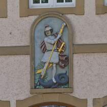Die Statue des St Georg ber dem Eingang des Polizeikommissariats in Echternach. 10.05.2024 