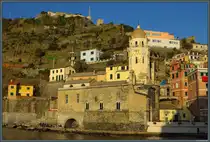 Direkt am Ufer des Hafens von Vernazza liegt die Kirche Santa Margherita. (19.02.2024)