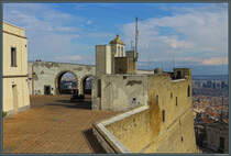 Die Festung Castel Sant'Elmo thront auf dem Stadthgel Vomero oberhalb des Stadtzentrums von Neapel und bietet einen schnen Ausblick auf Stadt und Vesuv. Sie wurde im 14. Jahrhundert begonnen, wesentliche Teile der Festung stammen aus dem 16. Jahrhundert. (Neapel, 20.02.2024)