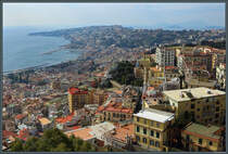 Blick vom Castel Sant'Elmo zu den Stadtteilen Chiaia und Posillipo. Am Horizont ist die Insel Ischia zu sehen. (Neapel, 20.02.2024)