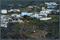 Die Siedlung Ginostra am Fue des Stromboli macht am Morgen des 21.02.2024 einen verschlafenen Eindruck. Vom Hafen wird gerade die Post die Serpentinen hinauf in den Ort gebracht. Lediglich etwa 40 Bewohner leben hier.