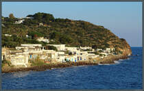 Panarea gehrt zu den kleineren der Liparischen Inseln. An der Kste reihen sich die wei getnchten Huser aneinander. Um die 250 Einwohner leben auf der Insel. (21.02.2024)